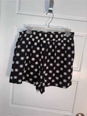 In February Embroidered Floral Print Lined Shorts Size Large NWT